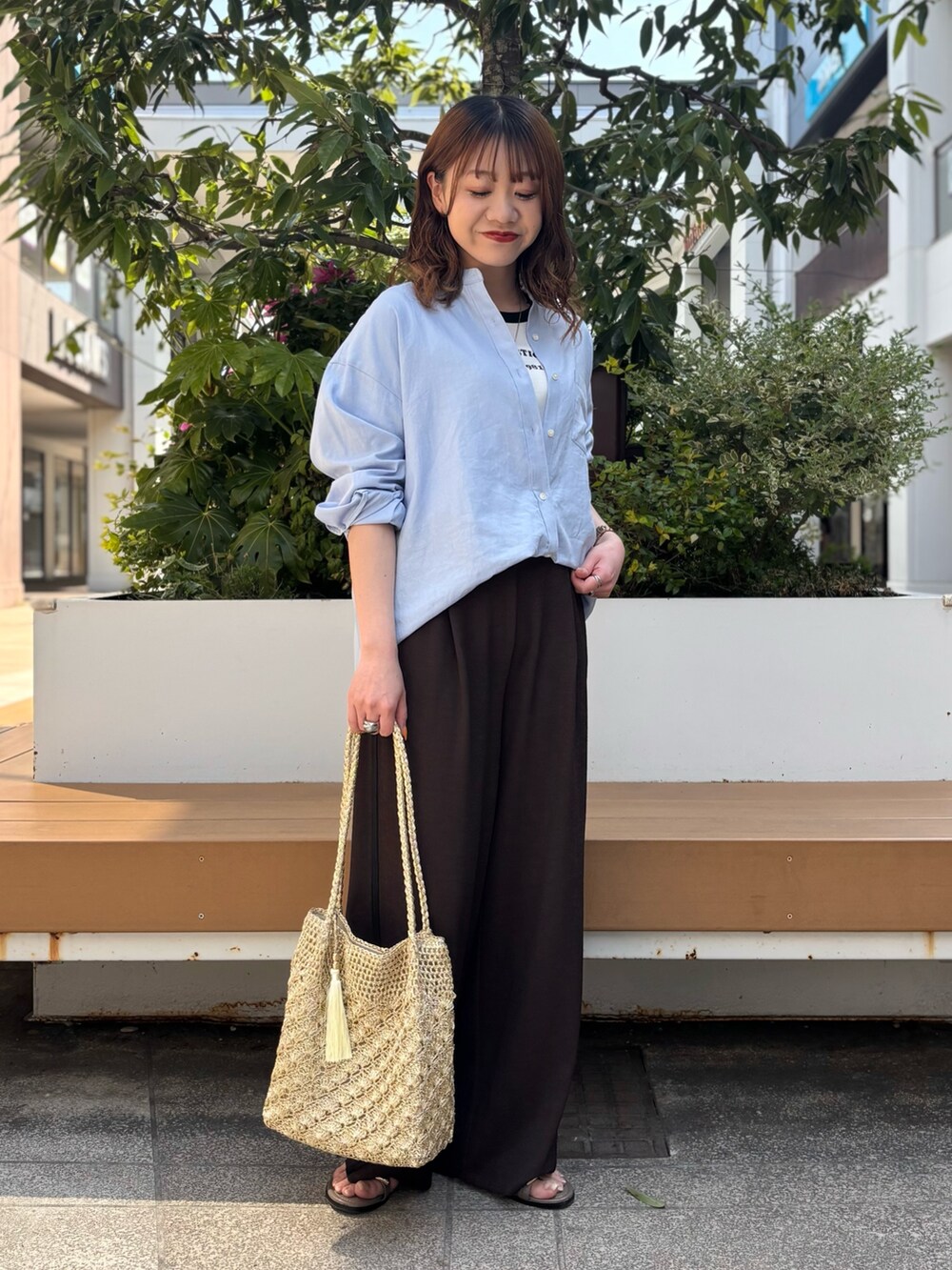 ホワイト系のTシャツ/カットソー、ブルー系のシャツ/ブラウス、ブラウン系のその他パンツを着用したレディースの夏コーディネートの6枚目の写真