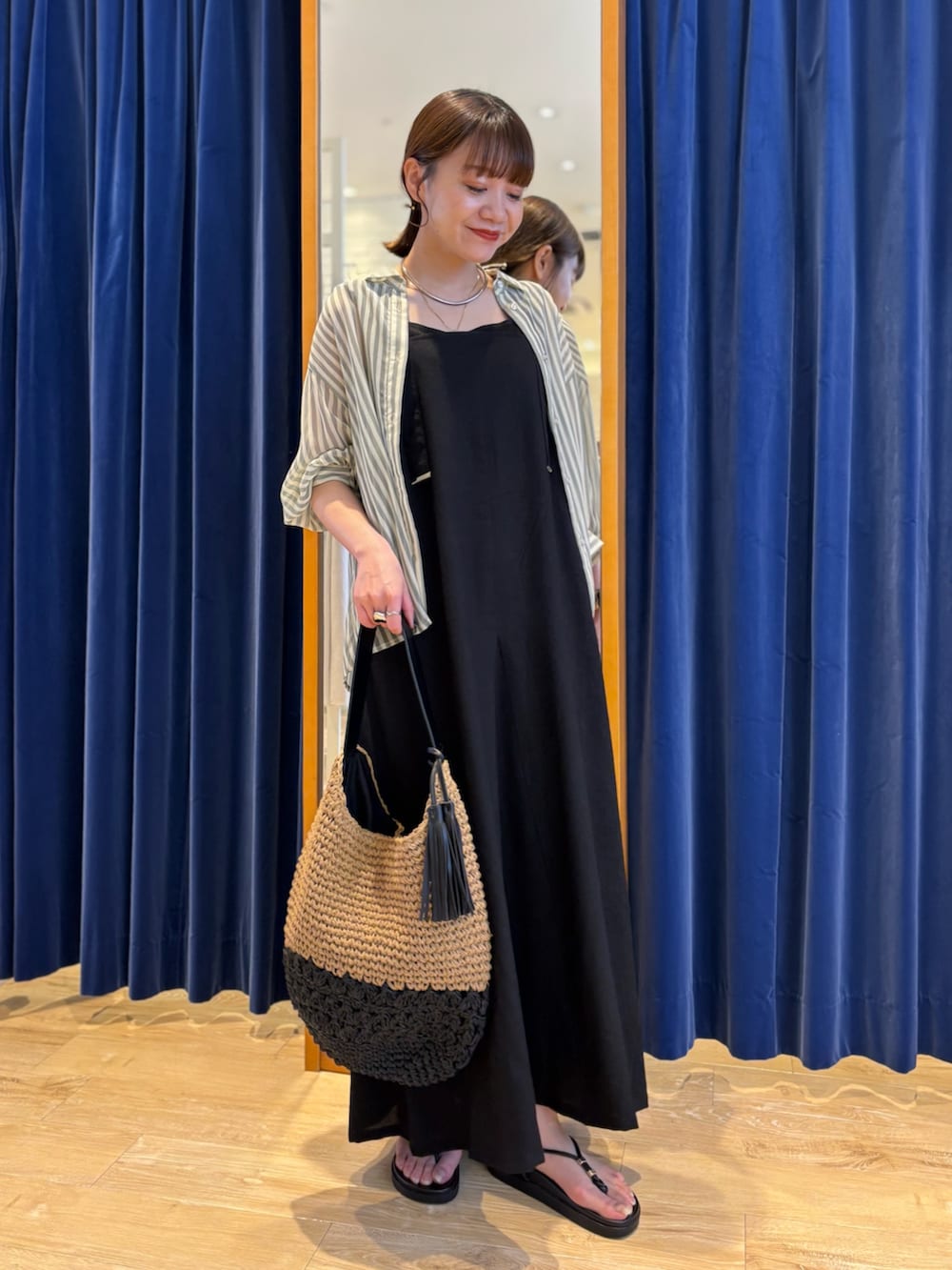 「カジュアル、カジュアルコーデ、オトナカジュアル、オトナ女子、大人カジュアル、大人コーデ、シンプル、シンプルコーデ、シャツスタイル、キャミワンピ、ワンピース、休日スタイル、お出かけコーデ、夏、夏コーデ」｜「MICO COULIERのシャーリングストラップキャミワンピース（ワンピース、ブラック系）」を使った、miyuさん（骨格ウェーブ・レディース・159cm）の夏コーディネートの6枚目の写真