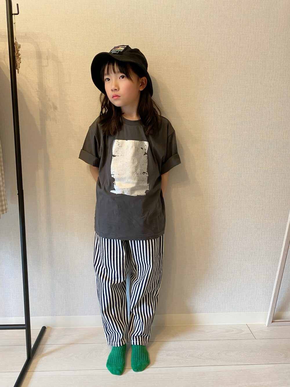 ブラック系のスニーカー、その他のその他パンツ、グレー系のTシャツ/カットソーを着用したキッズの秋コーディネートの2枚目の写真