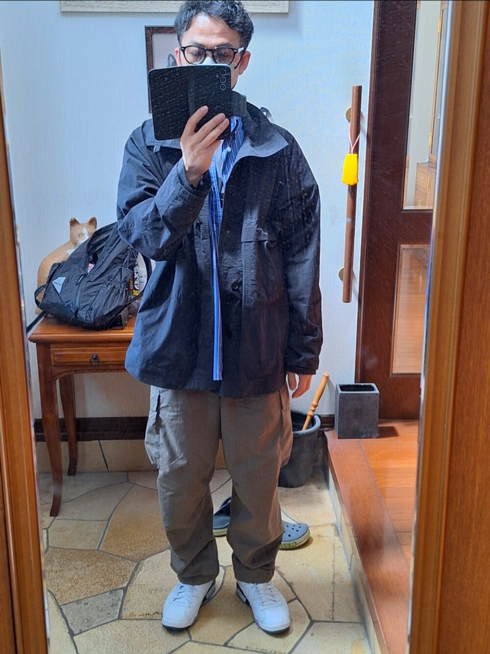 ブラック系のブルゾン、ブルー系のシャツ/ブラウス、ホワイト系のTシャツ/カットソーを着用したメンズの春コーディネートの2枚目の写真