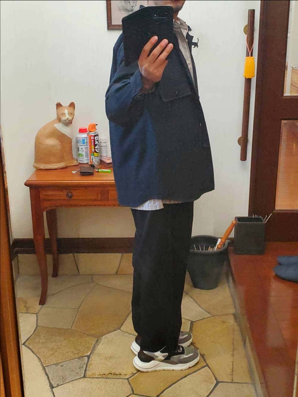 ブラック系のシャツ/ブラウス、ベージュ系のシャツ/ブラウス、ブラック系のスラックスを着用したメンズの冬コーディネートの2枚目の写真