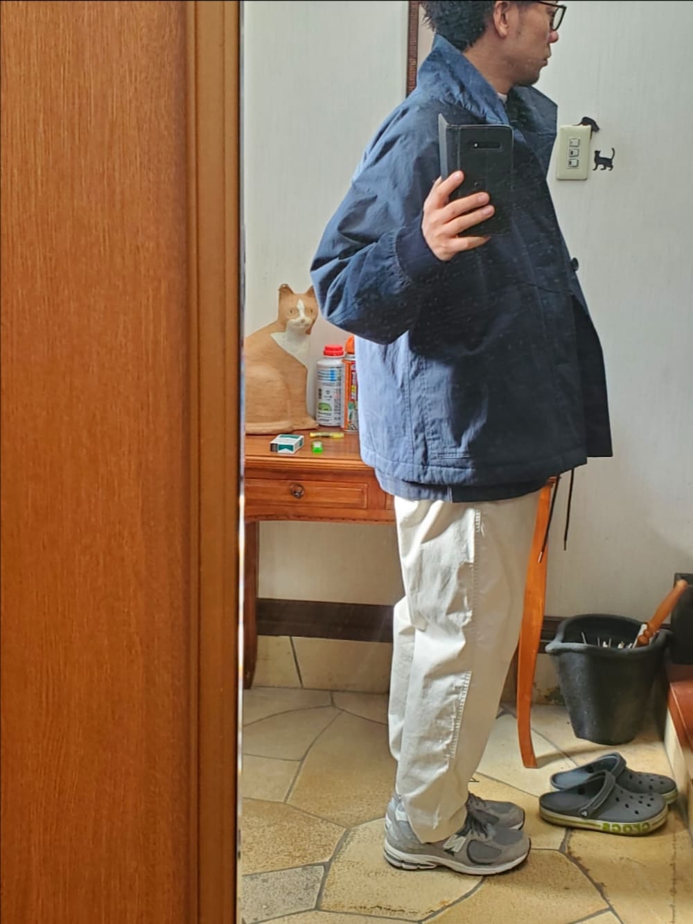 ブルー系のブルゾン、その他のシャツ/ブラウス、ベージュ系のチノパンツを着用したメンズの冬コーディネートの2枚目の写真