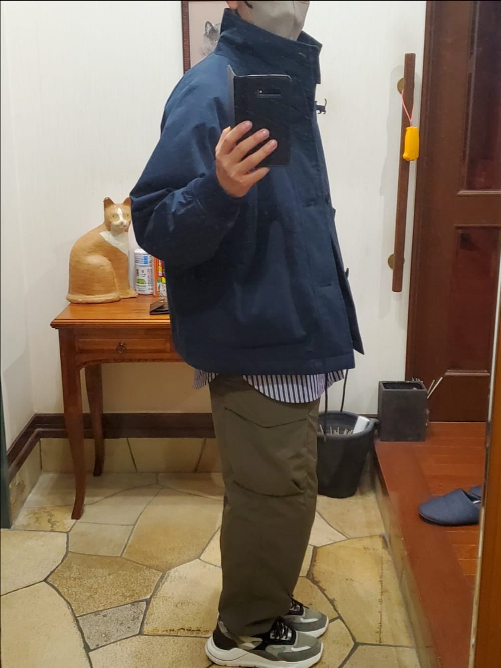 ブルー系のブルゾン、ブラック系のニット/セーター、ブルー系のシャツ/ブラウスを着用したメンズの秋コーディネートの3枚目の写真