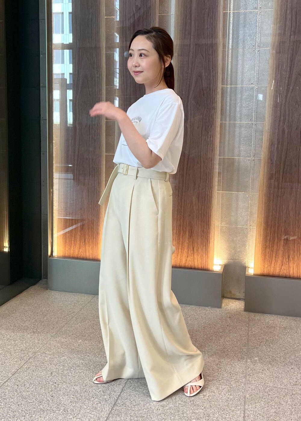 ホワイト系のハンドバッグ、ホワイト系のサンダル、ホワイト系のTシャツ/カットソーを着用したレディースの春コーディネートの3枚目の写真