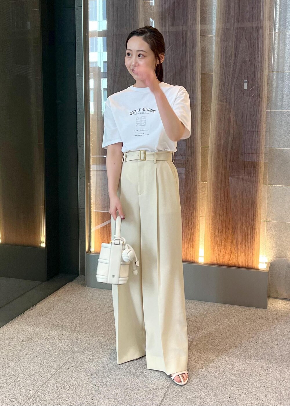 ホワイト系のハンドバッグ、ホワイト系のサンダル、ホワイト系のTシャツ/カットソーを着用したレディースの春コーディネートの6枚目の写真