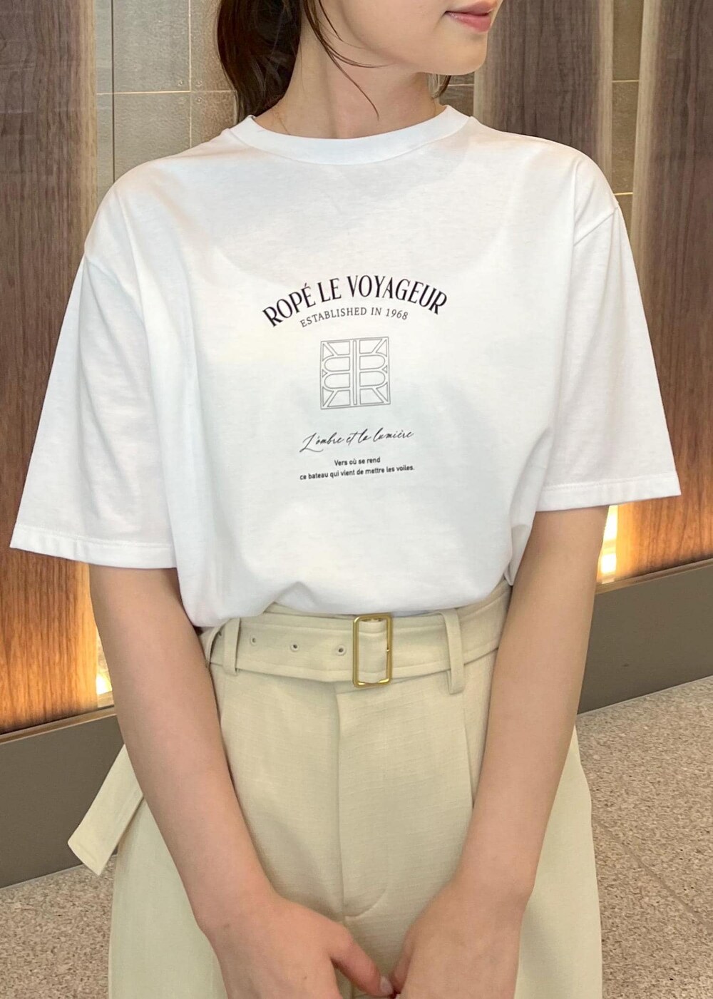 ホワイト系のハンドバッグ、ホワイト系のサンダル、ホワイト系のTシャツ/カットソーを着用したレディースの春コーディネートの7枚目の写真