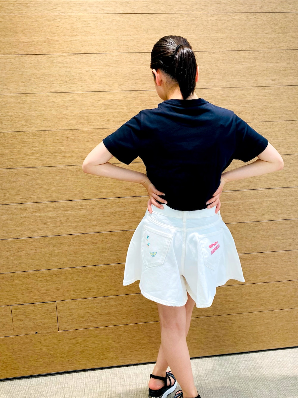 ブルー系のTシャツ/カットソー、ホワイト系のその他パンツを着用したキッズの春コーディネートの3枚目の写真