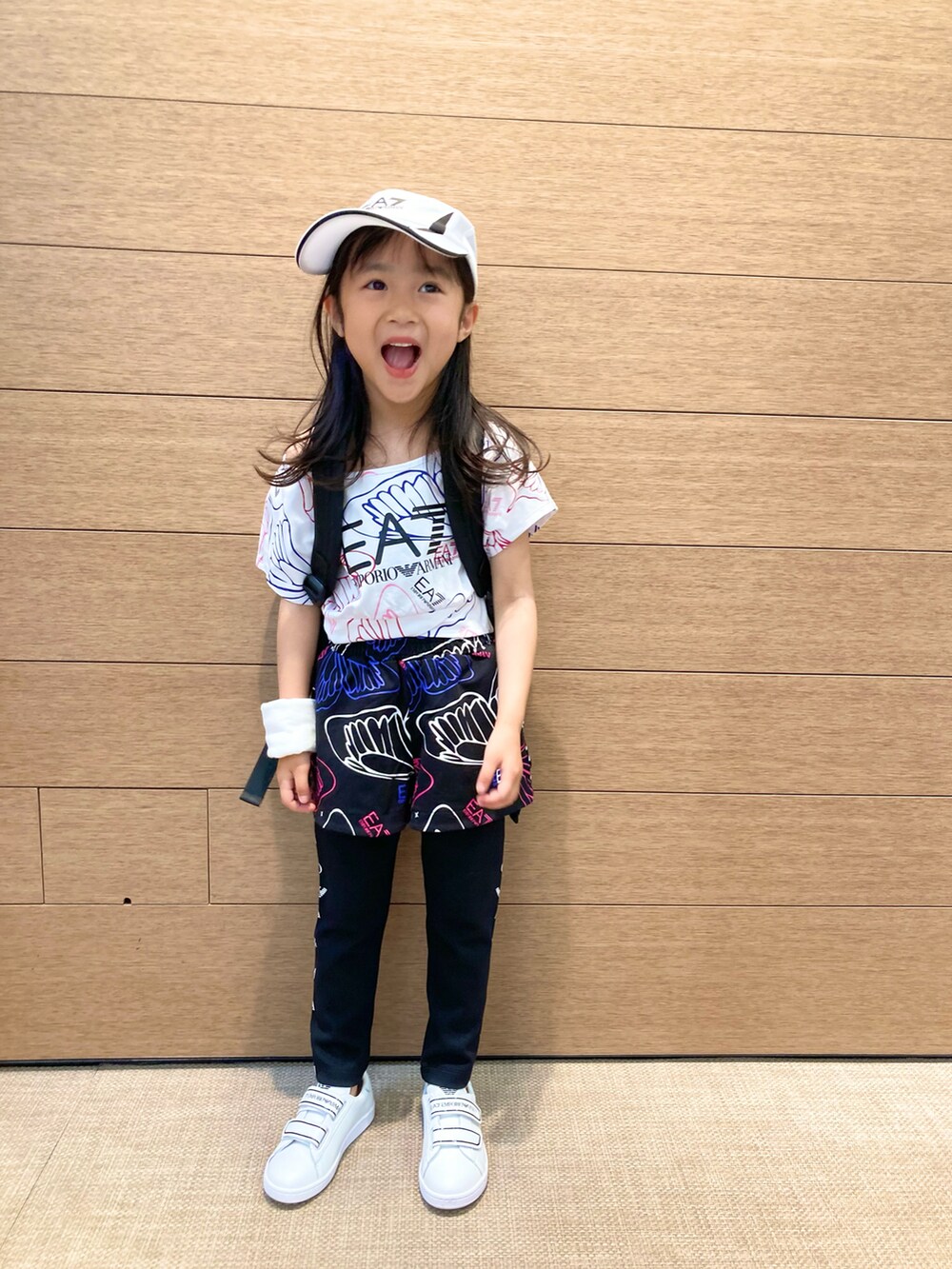 「スポーツミックス、白スニーカー、キッズコーデ、キッズファッション、レイヤードスタイル、女の子」｜「EMPORIO ARMANIの¥10,450（キャップ、ホワイト系）」を使った、EAJr名古屋タカシマヤさん（キッズ・120cm）の春コーディネートの2枚目の写真
