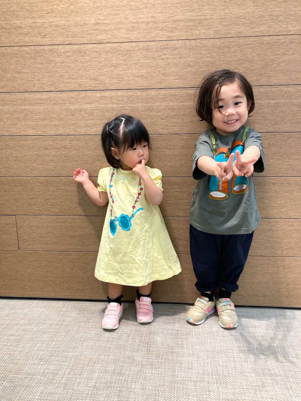 グリーン系のTシャツ/カットソー、ブルー系のパンツ、イエロー系のワンピースを着用したキッズの春コーディネートの5枚目の写真