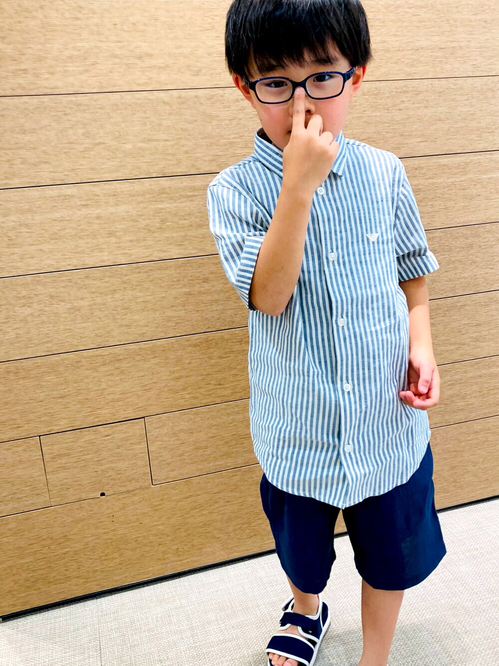 「シンプルコーデ、男の子コーデ、きれいめカジュアル、EMPORIO ARMANI、GIORGIO ARMANI、armaniexchange」｜「EMPORIO ARMANIのアイテム（シャツ/ブラウス、グレー系）」を使った、EAJr名古屋タカシマヤさん（キッズ・125cm）の春コーディネートの3枚目の写真