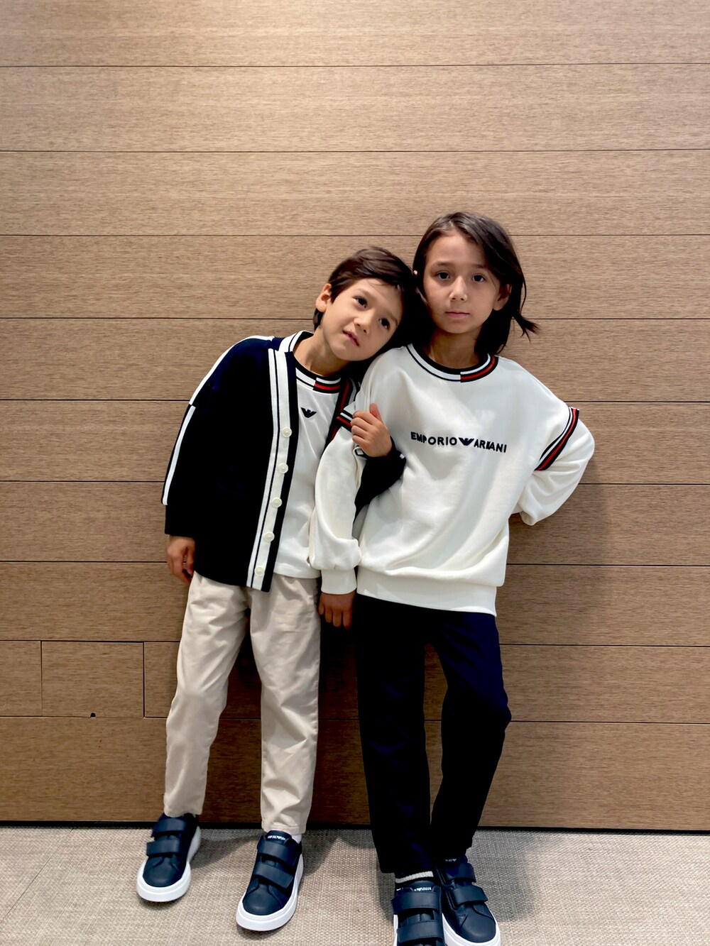 ホワイト系のTシャツ/カットソー、ベージュ系のパンツ、ブルー系のスニーカーを着用したキッズの夏コーディネートの2枚目の写真