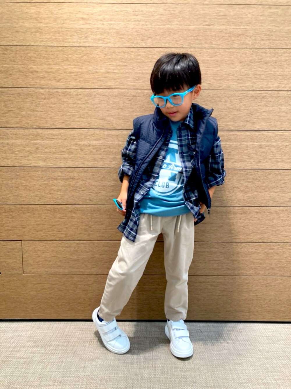 「ベスト、秋コーデ、テーマパークコーデ、カジュアルコーデ、こどもコーデ、シャツスタイル」｜「EMPORIO ARMANIのアイテム（Tシャツ/カットソー、ブルー系）」を使った、EAJr名古屋タカシマヤさん（キッズ・130cm）の秋コーディネートの2枚目の写真