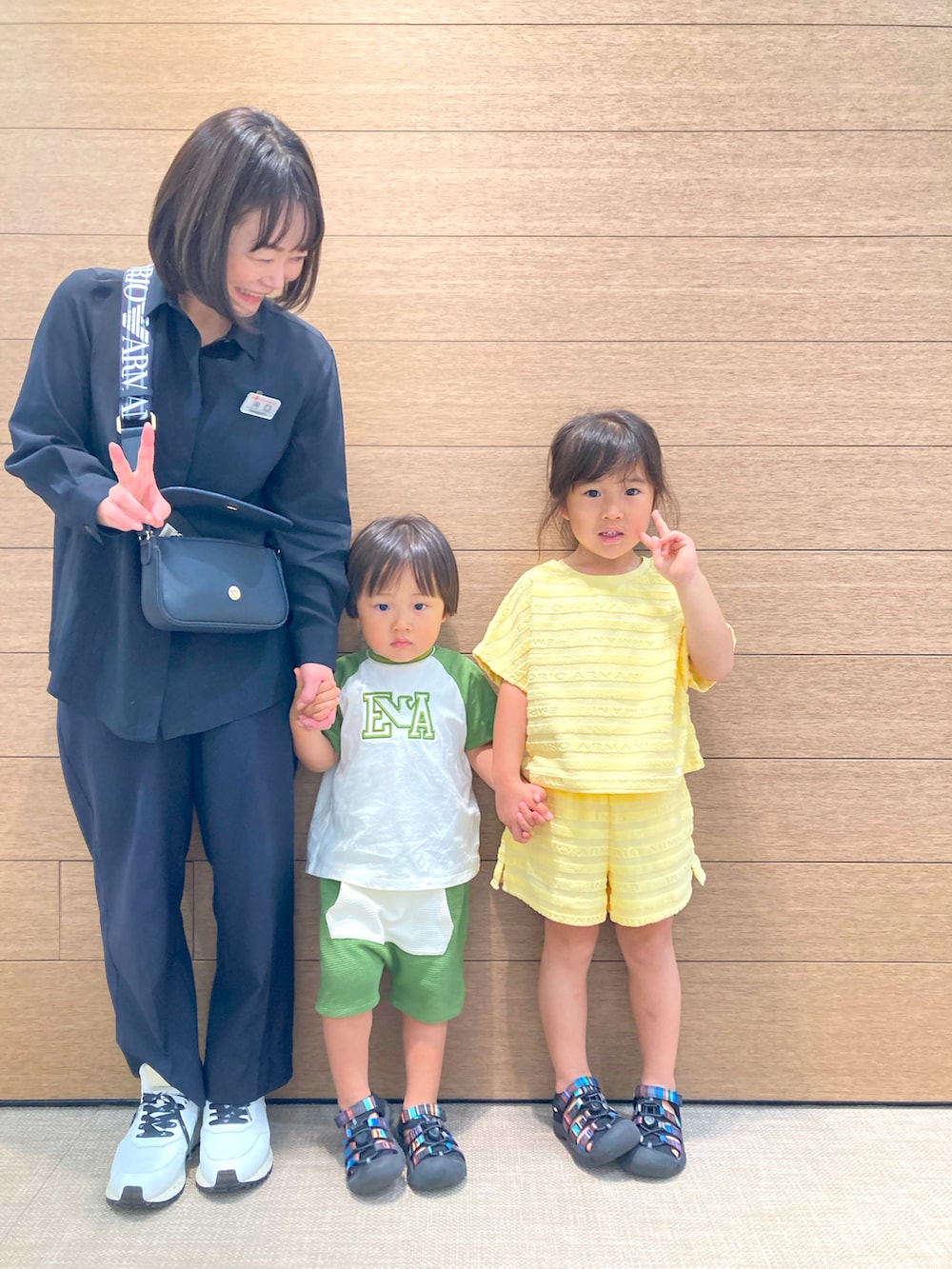 イエロー系のTシャツ/カットソー、イエロー系のその他パンツを着用したキッズの春コーディネートの5枚目の写真