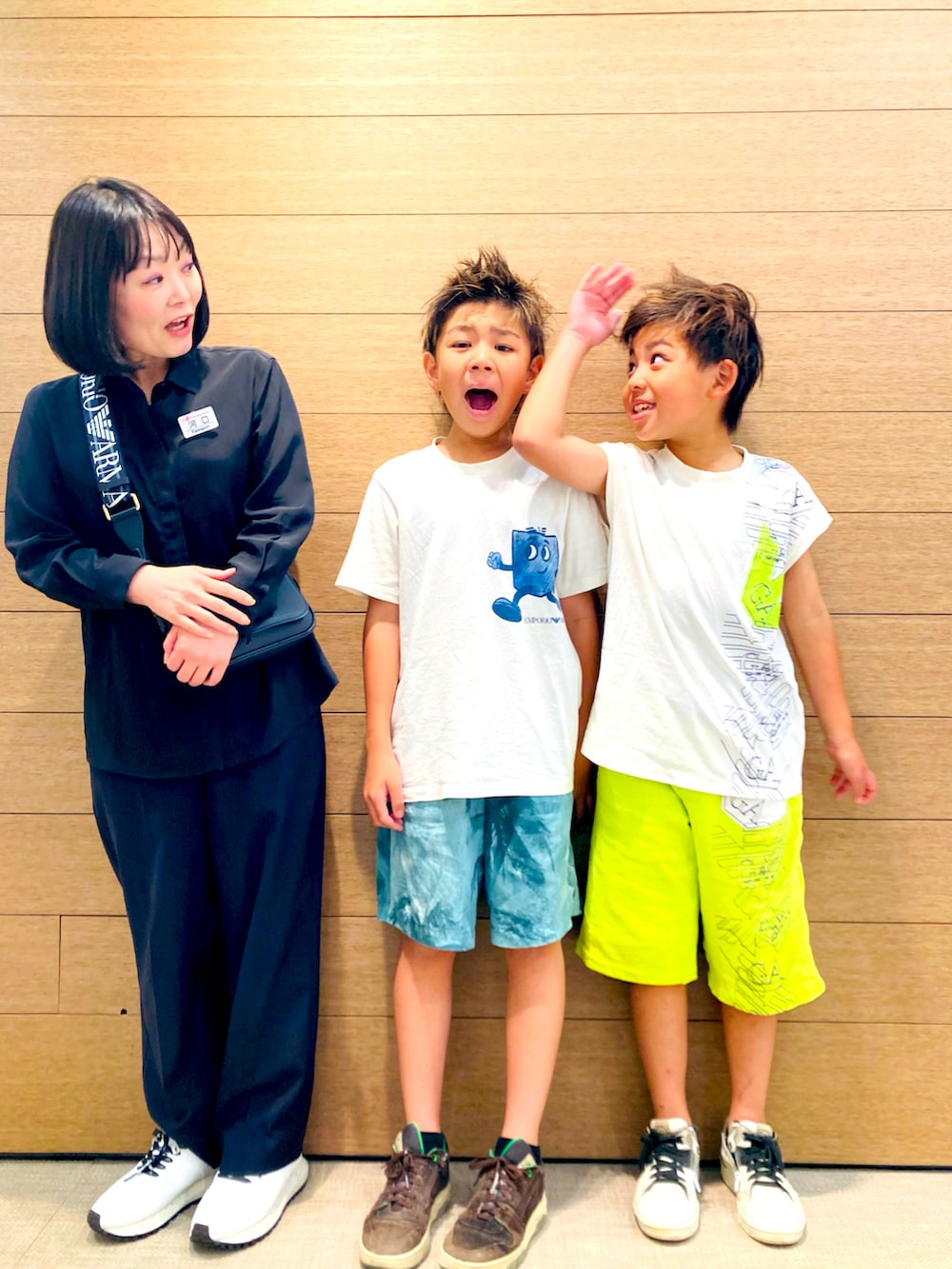 ホワイト系のTシャツ/カットソー、イエロー系のスウェットパンツ、ホワイト系のTシャツ/カットソーを着用したキッズの春コーディネートの5枚目の写真