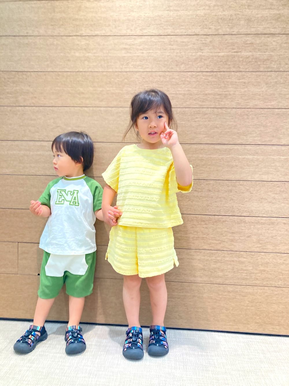 イエロー系のTシャツ/カットソー、イエロー系のその他パンツを着用したキッズの春コーディネートの4枚目の写真