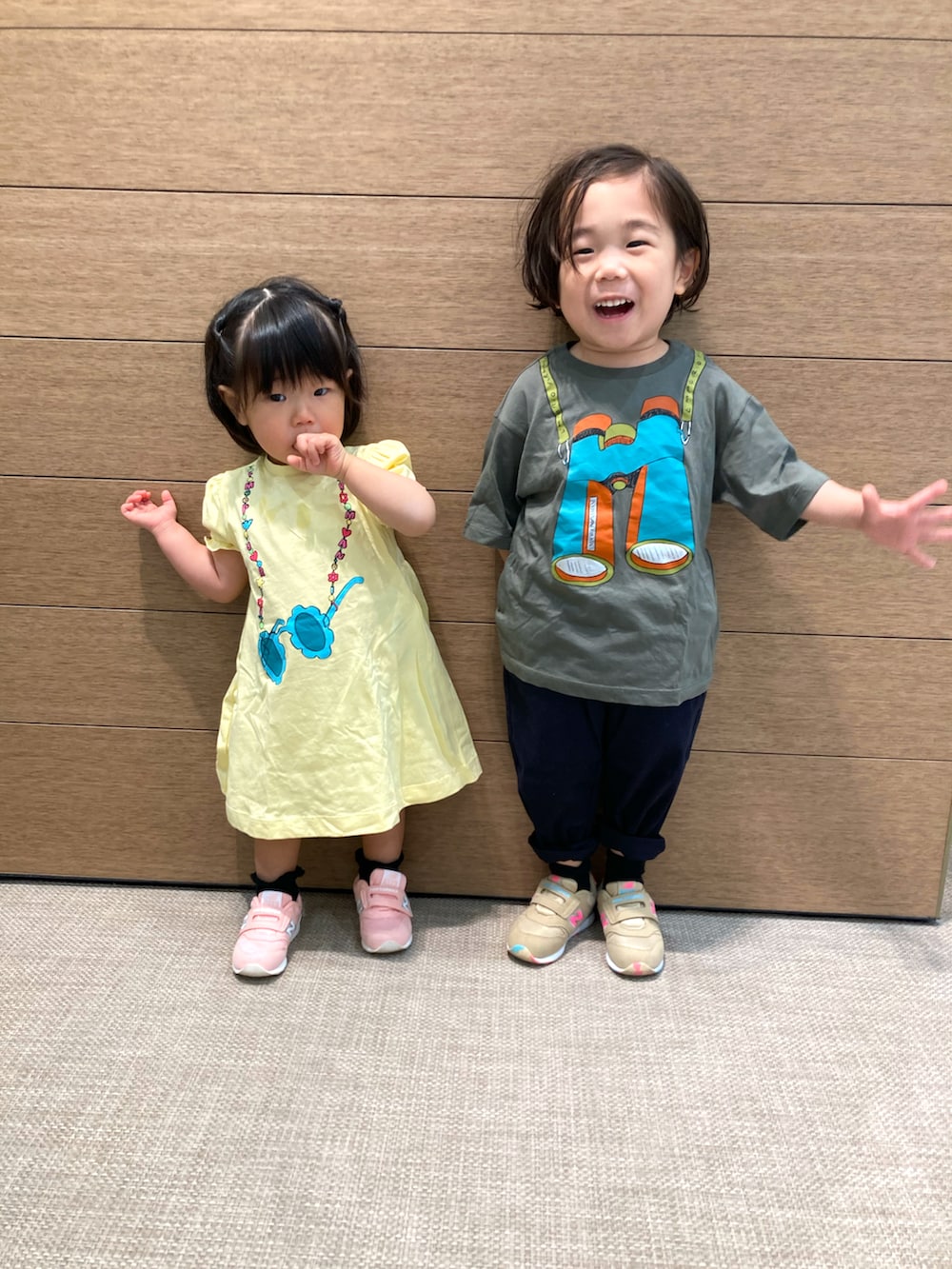 グリーン系のTシャツ/カットソー、ブルー系のパンツ、イエロー系のワンピースを着用したキッズの春コーディネートの3枚目の写真