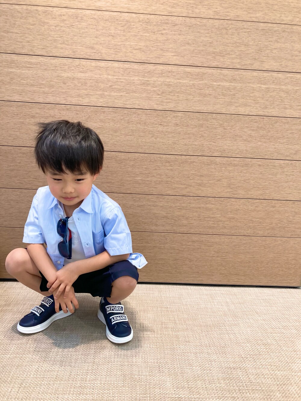 ブルー系のシャツ/ブラウス、ホワイト系のTシャツ/カットソー、ブルー系のチノパンツを着用したキッズの春コーディネートの2枚目の写真