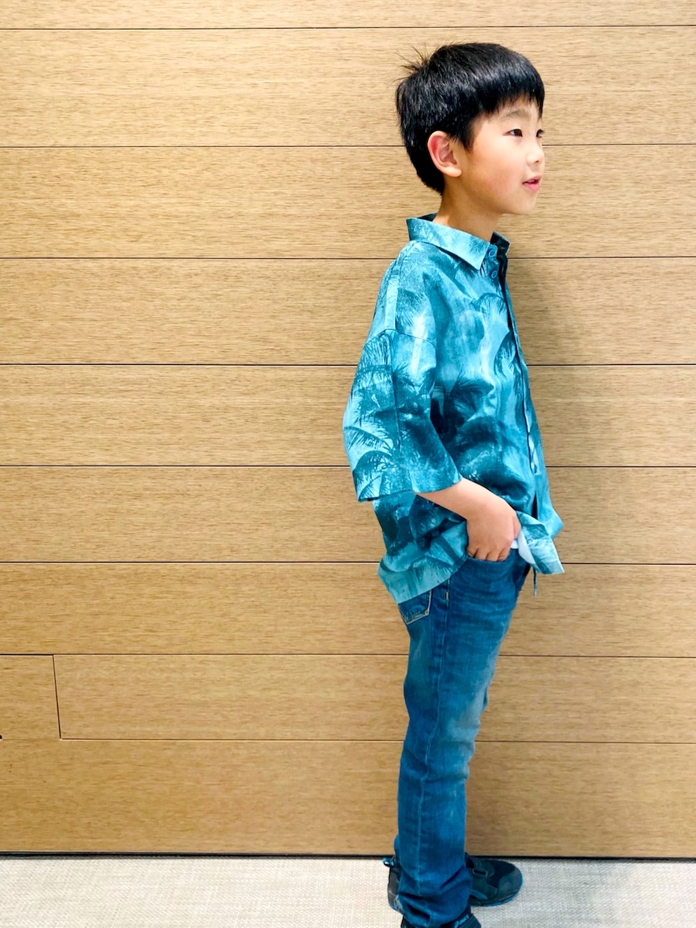 ブルー系のシャツ/ブラウス、ブルー系のデニムパンツを着用したキッズの春コーディネートの2枚目の写真