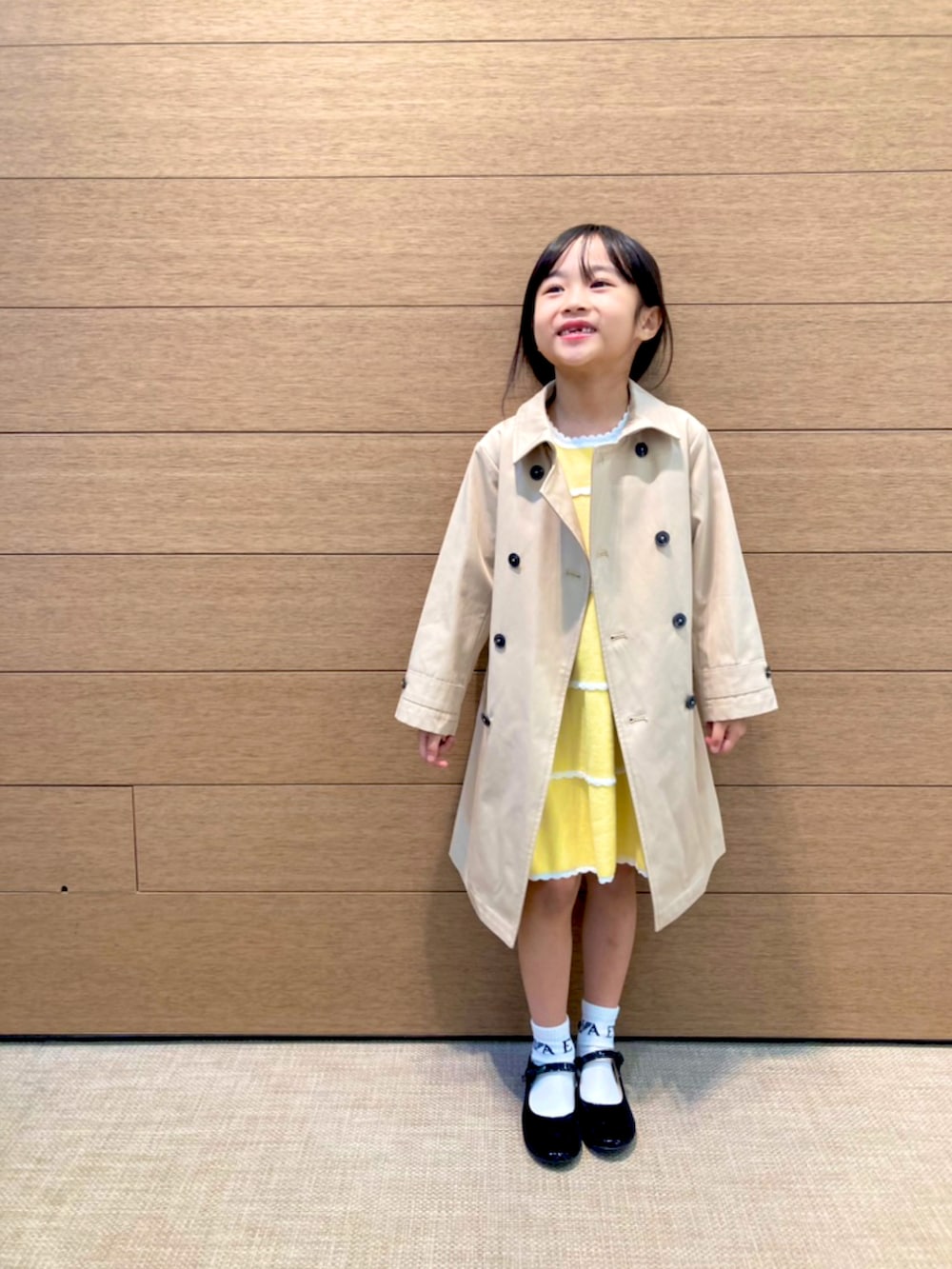 イエロー系のジャケット/アウター、イエロー系のジャケット/アウター、ブラック系のドレスシューズを着用したキッズの春コーディネートの2枚目の写真