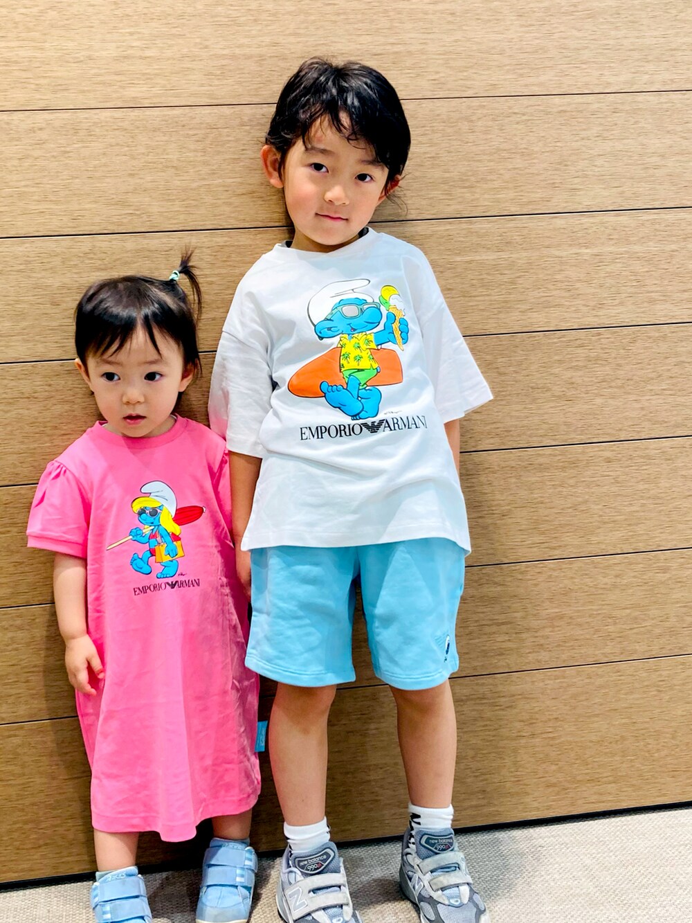 ホワイト系のTシャツ/カットソー、ブルー系のスウェットパンツ、ピンク系のワンピースを着用したキッズの春コーディネートの2枚目の写真