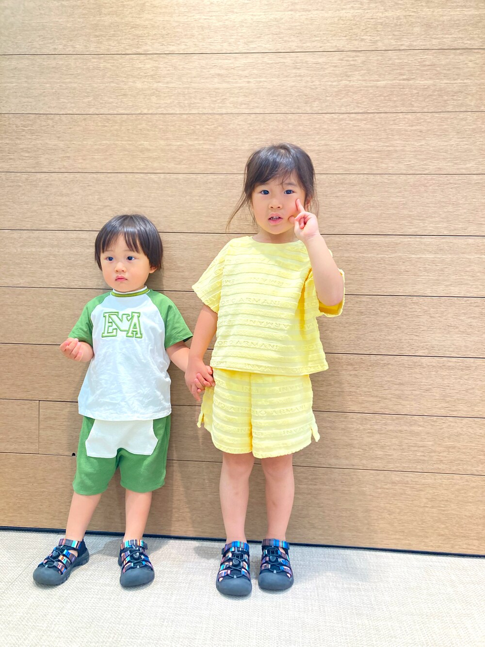 イエロー系のTシャツ/カットソー、イエロー系のその他パンツを着用したキッズの春コーディネートの3枚目の写真