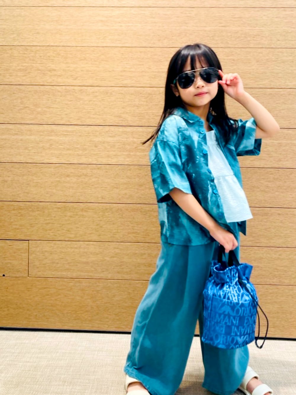 ブルー系のショルダーバッグ、グリーン系のシャツ/ブラウス、グリーン系のキャミソールを着用したキッズの春コーディネートの2枚目の写真