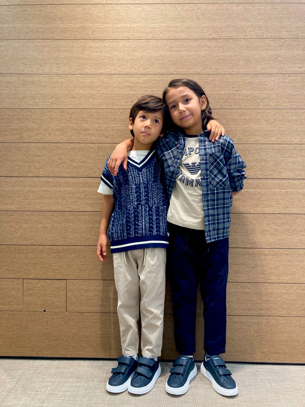 ベージュ系のTシャツ/カットソー、グリーン系のシャツ/ブラウス、ブルー系のパンツを着用したキッズの夏コーディネートの2枚目の写真