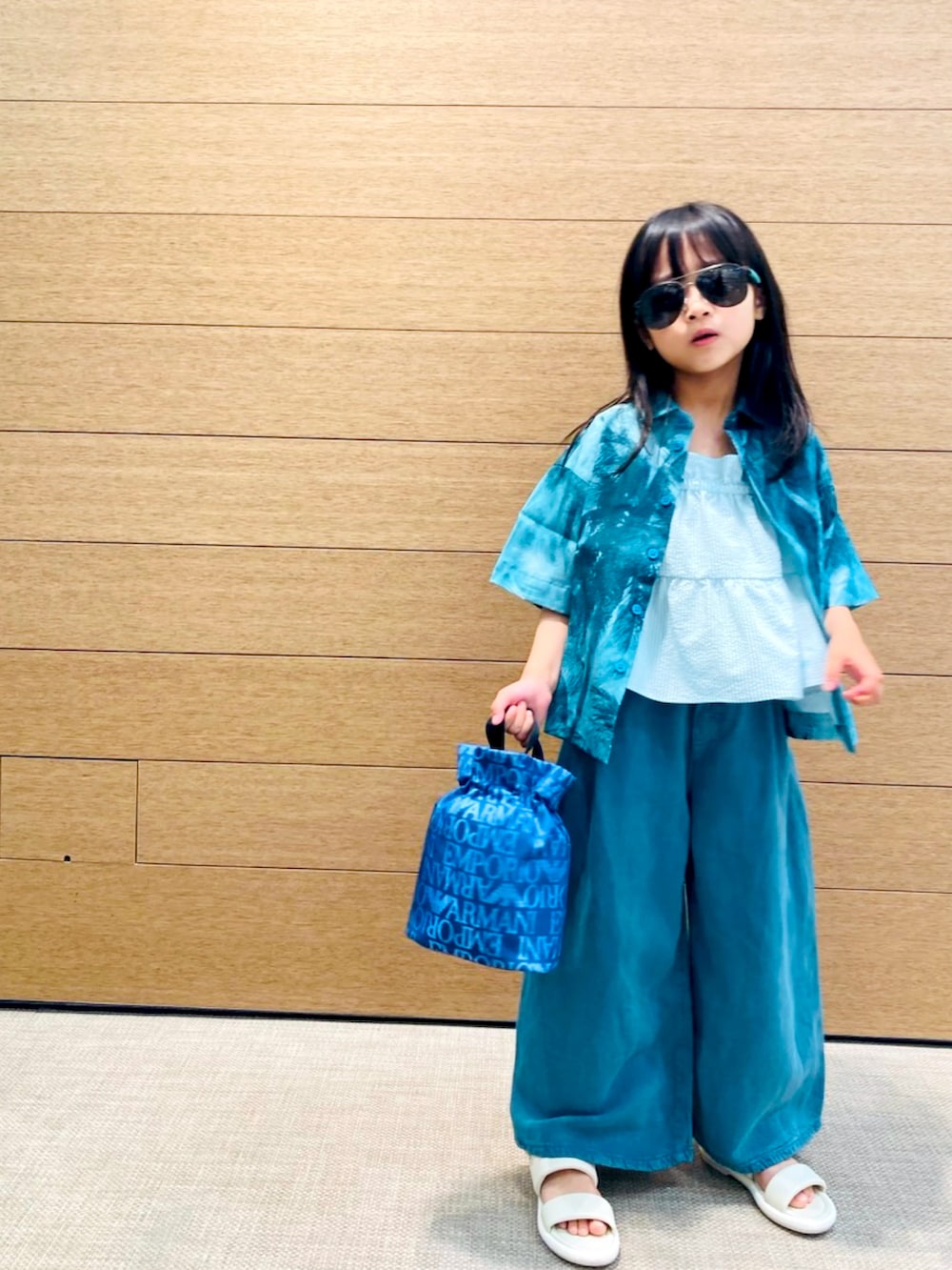 ブルー系のショルダーバッグ、グリーン系のシャツ/ブラウス、グリーン系のキャミソールを着用したキッズの春コーディネートの3枚目の写真