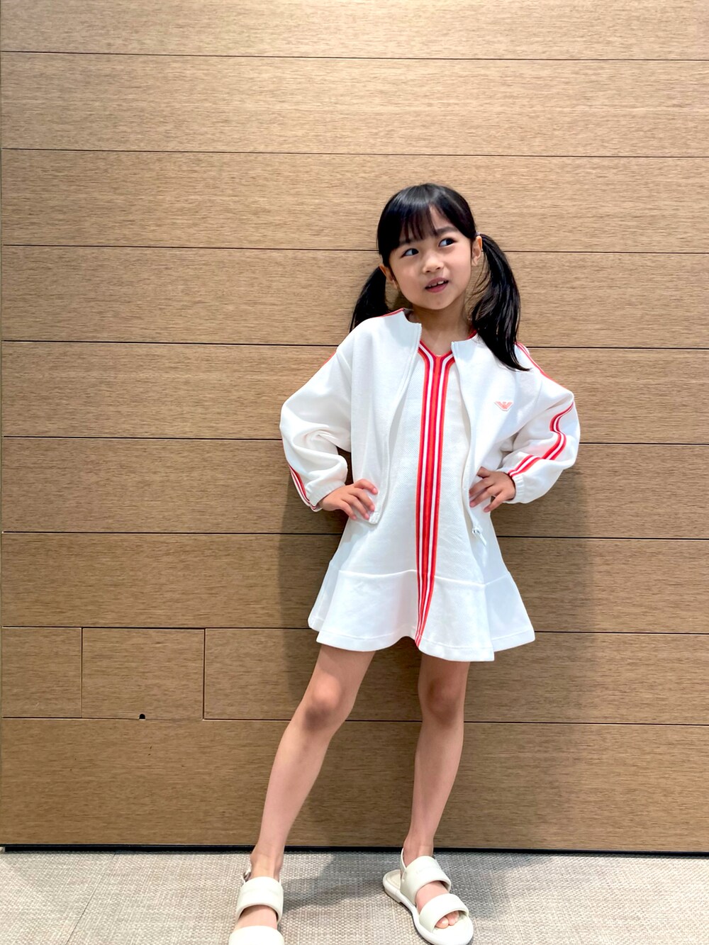 ホワイト系のサンダル、ホワイト系のジャケット/アウター、ホワイト系のワンピースを着用したキッズの春コーディネートの4枚目の写真