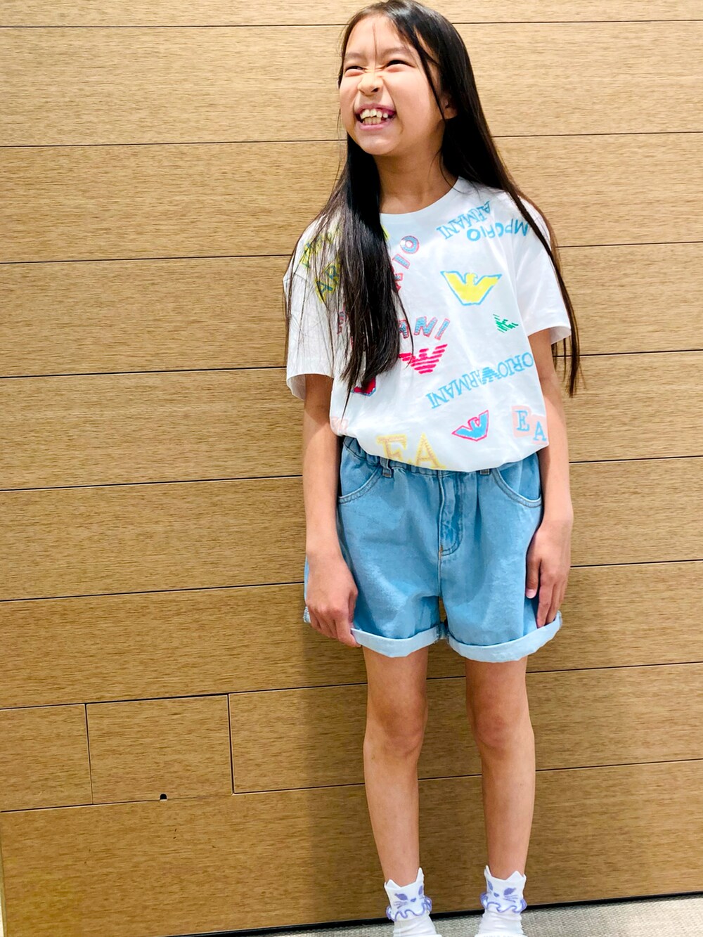 ホワイト系のTシャツ/カットソー、ブルー系のデニムパンツ、ブルー系のハットを着用したキッズの春コーディネートの4枚目の写真