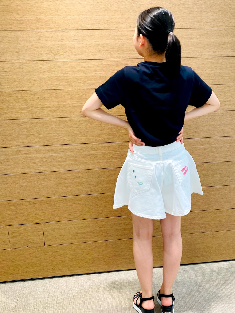 ブルー系のTシャツ/カットソー、ホワイト系のその他パンツを着用したキッズの春コーディネートの4枚目の写真