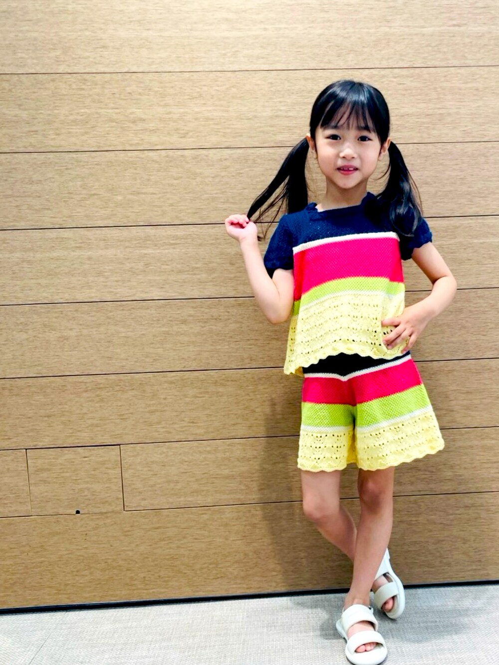 その他のニット/セーター、その他のその他パンツ、ホワイト系のサンダルを着用したキッズの春コーディネートの2枚目の写真