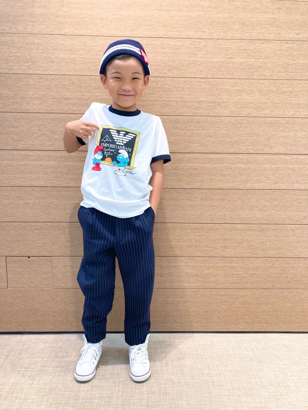 「キッズコーデ、キッズファッション、男の子、女の子、Tシャツ、スウェット、スニーカー、白スニーカー」｜「EMPORIO ARMANIのアイテム（Tシャツ/カットソー、ホワイト系）」を使った、EAJr名古屋タカシマヤさん（キッズ・120cm）の夏コーディネートの2枚目の写真