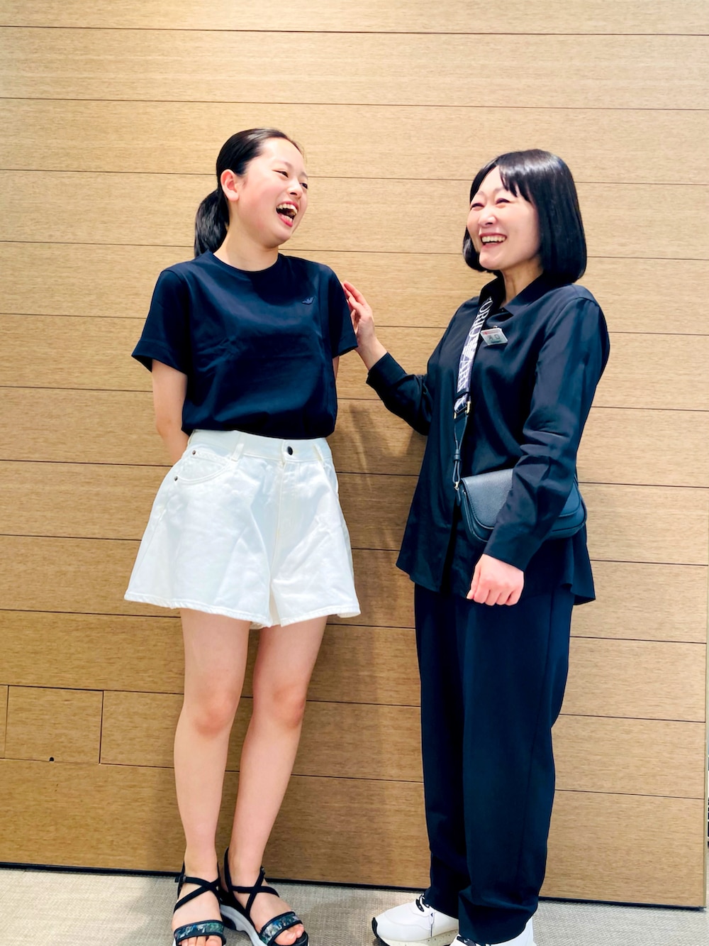 ブルー系のTシャツ/カットソー、ホワイト系のその他パンツを着用したキッズの春コーディネートの5枚目の写真