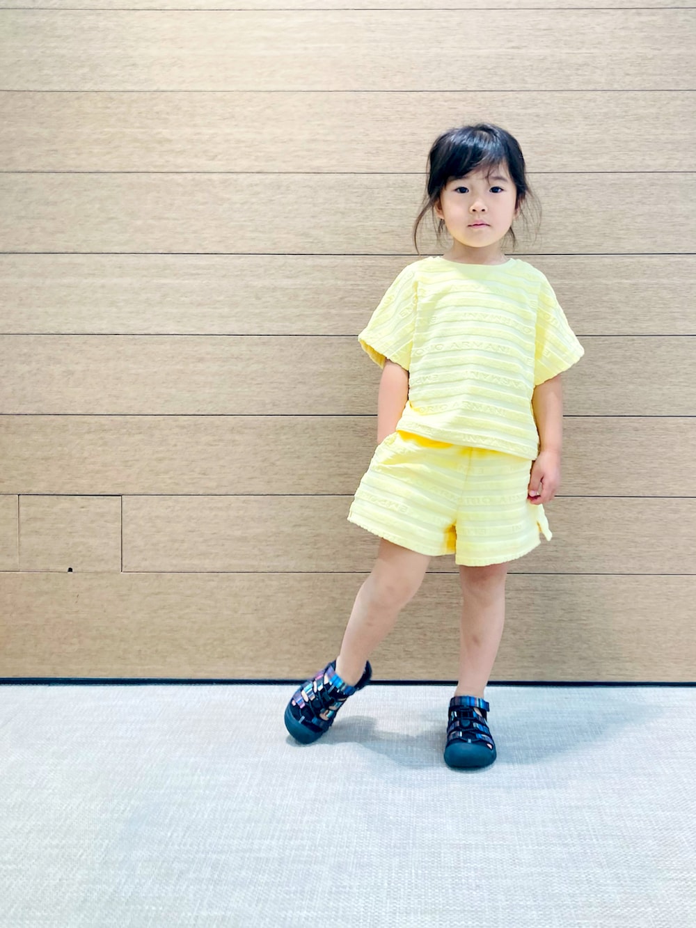 イエロー系のTシャツ/カットソー、イエロー系のその他パンツを着用したキッズの春コーディネートの2枚目の写真