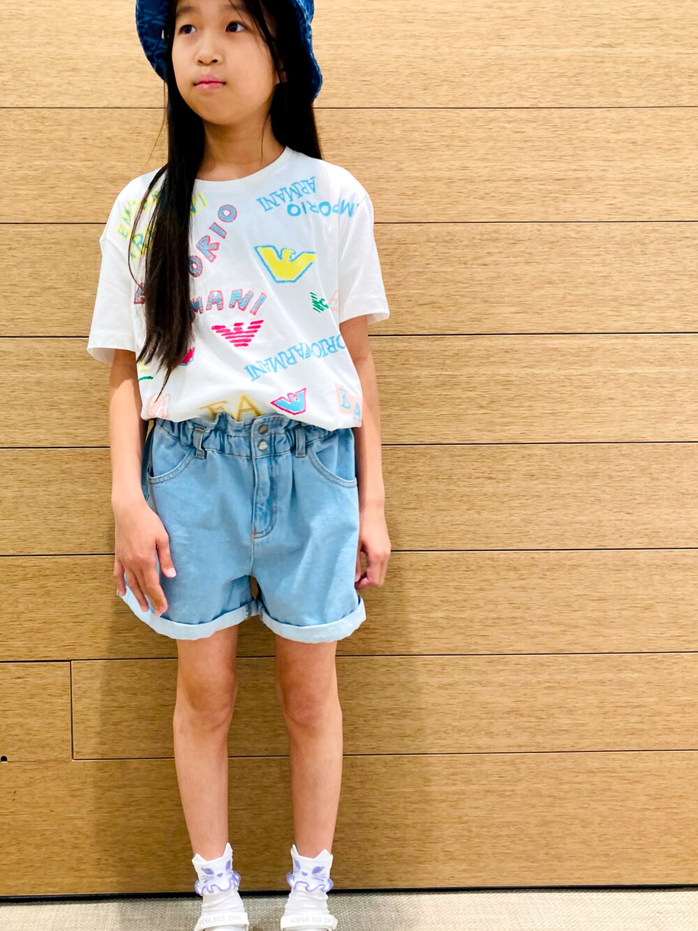 ホワイト系のTシャツ/カットソー、ブルー系のデニムパンツ、ブルー系のハットを着用したキッズの春コーディネートの2枚目の写真