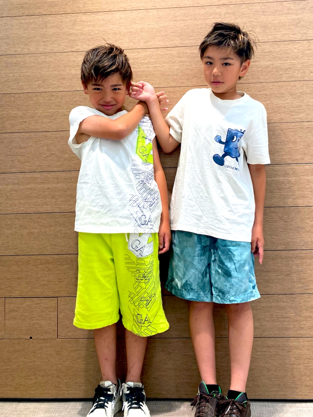 ホワイト系のTシャツ/カットソー、イエロー系のスウェットパンツ、ホワイト系のTシャツ/カットソーを着用したキッズの春コーディネートの4枚目の写真