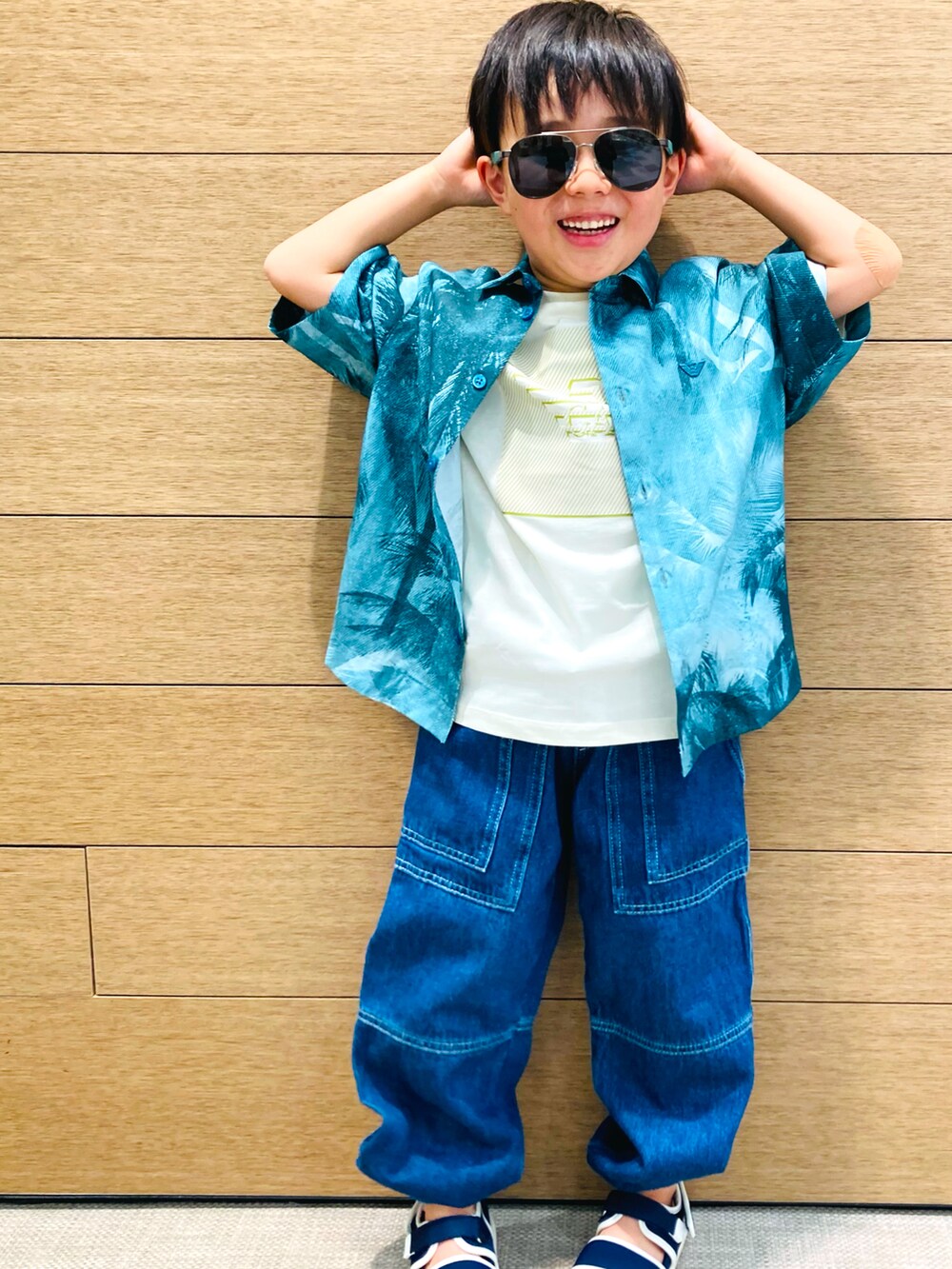 グリーン系のシャツ/ブラウス、ホワイト系のTシャツ/カットソー、ブルー系のデニムパンツを着用したキッズの春コーディネートの5枚目の写真