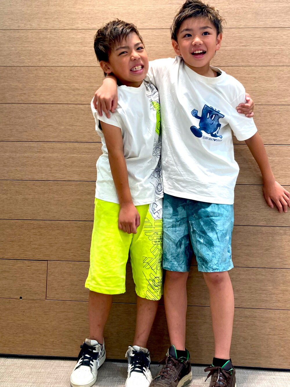 ホワイト系のTシャツ/カットソー、イエロー系のスウェットパンツ、ホワイト系のTシャツ/カットソーを着用したキッズの春コーディネートの2枚目の写真