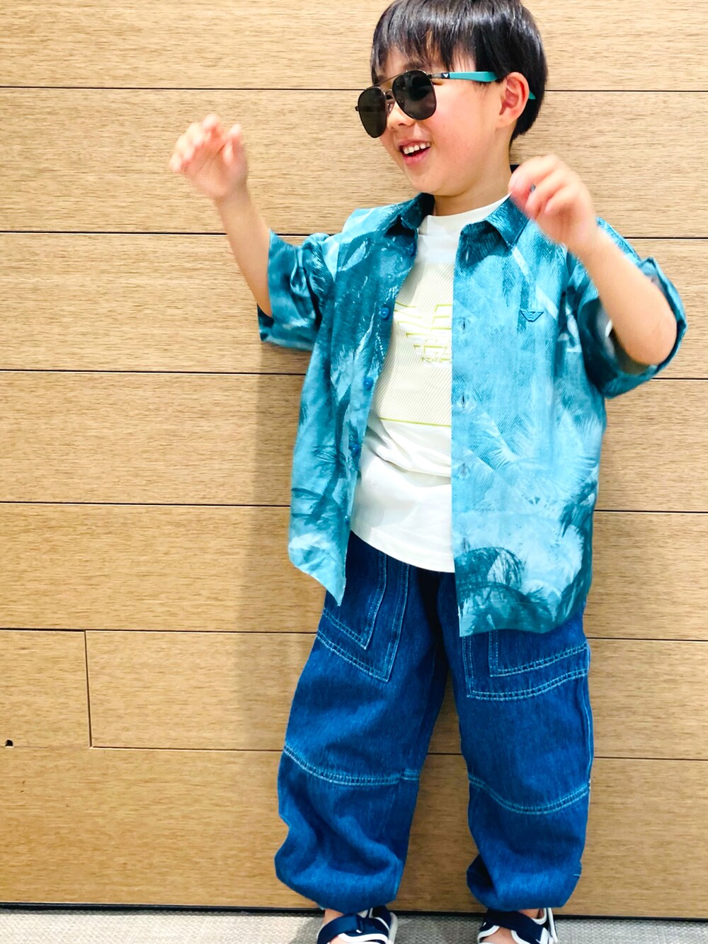 グリーン系のシャツ/ブラウス、ホワイト系のTシャツ/カットソー、ブルー系のデニムパンツを着用したキッズの春コーディネートの4枚目の写真