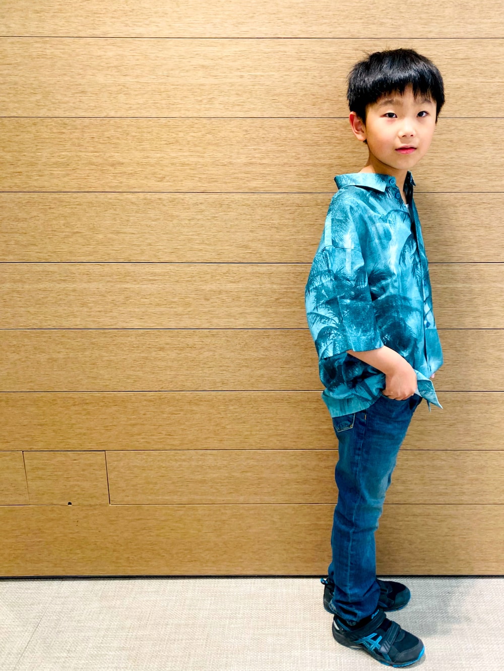 ブルー系のシャツ/ブラウス、ブルー系のデニムパンツを着用したキッズの春コーディネートの3枚目の写真