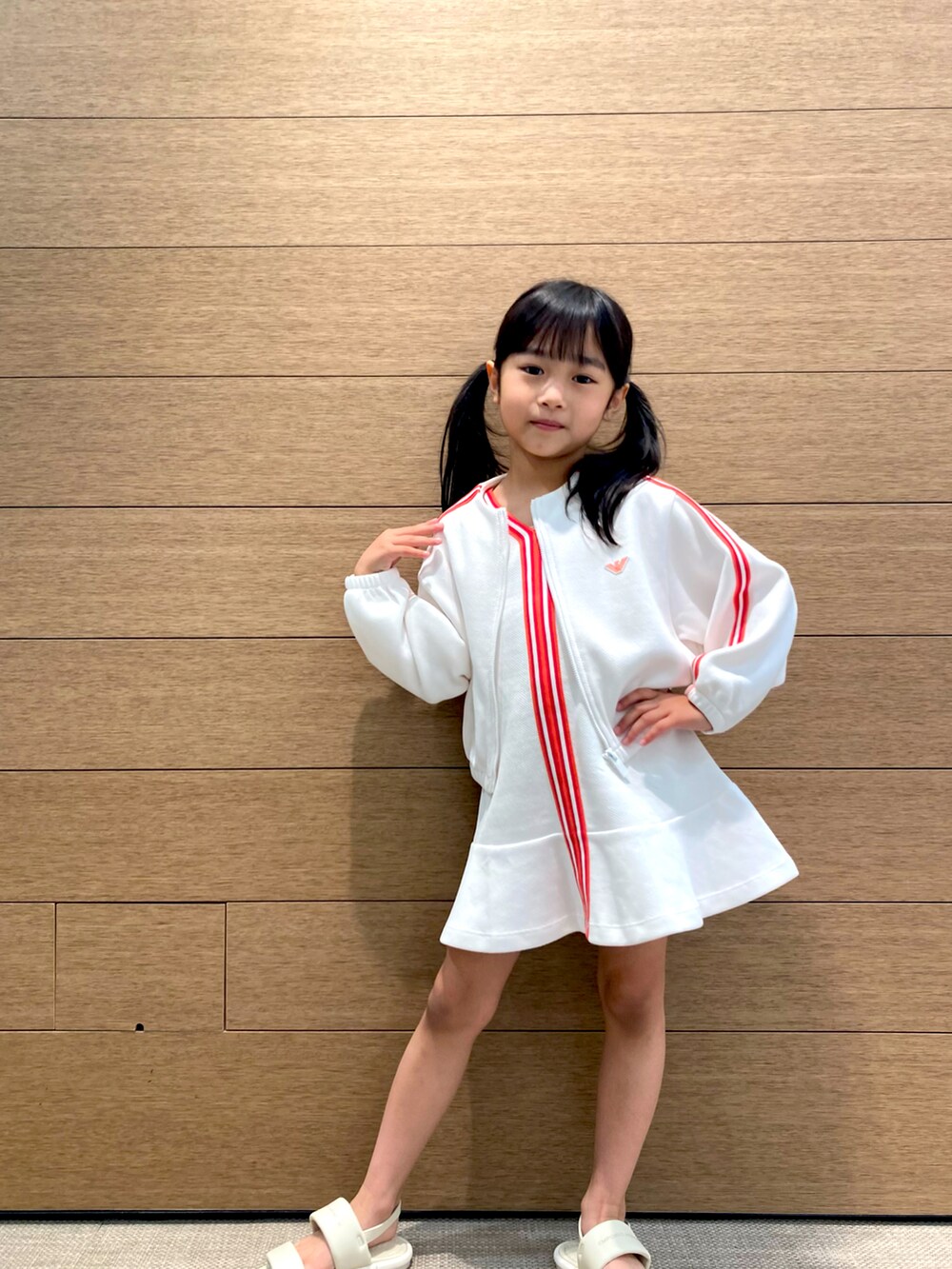 ホワイト系のサンダル、ホワイト系のジャケット/アウター、ホワイト系のワンピースを着用したキッズの春コーディネートの3枚目の写真
