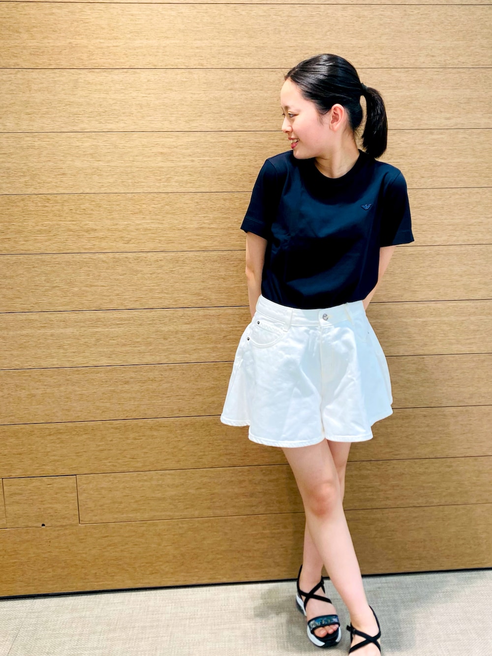 ブルー系のTシャツ/カットソー、ホワイト系のその他パンツを着用したキッズの春コーディネートの2枚目の写真