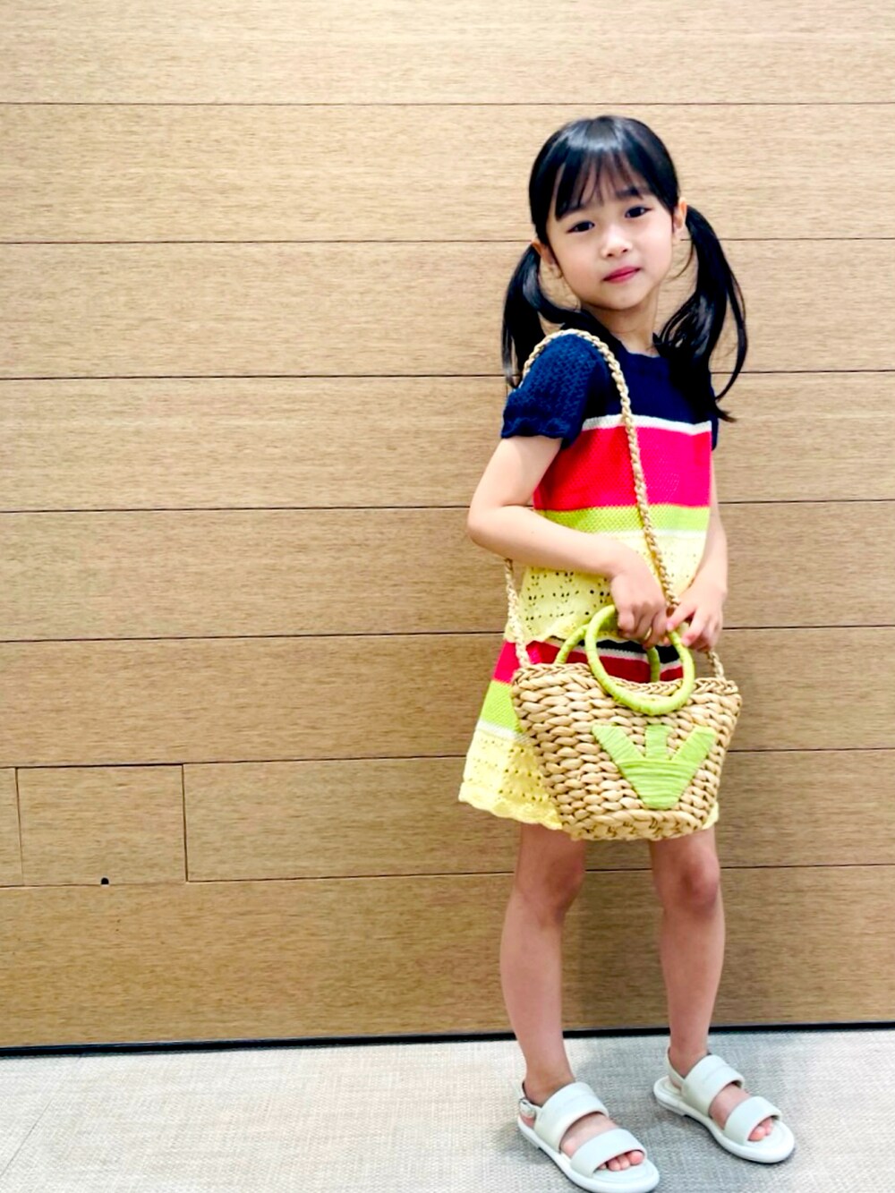 その他のニット/セーター、その他のその他パンツ、ホワイト系のサンダルを着用したキッズの春コーディネートの5枚目の写真