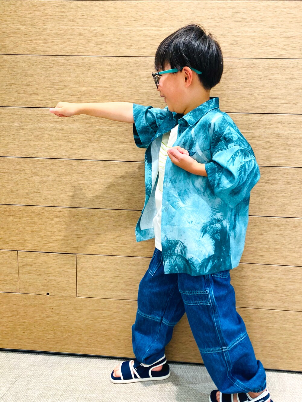 グリーン系のシャツ/ブラウス、ホワイト系のTシャツ/カットソー、ブルー系のデニムパンツを着用したキッズの春コーディネートの3枚目の写真