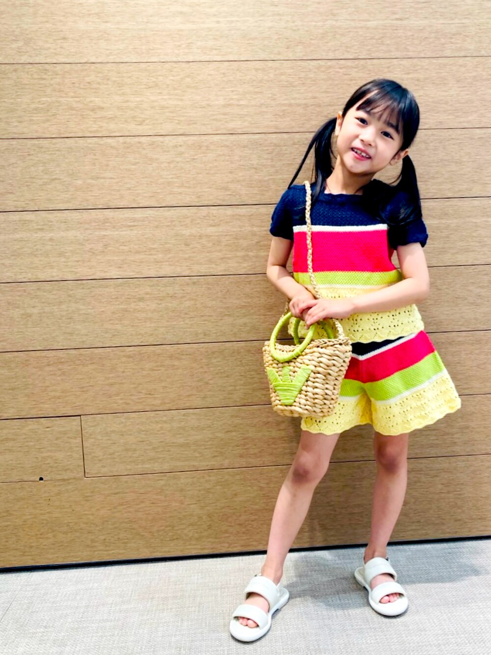 その他のニット/セーター、その他のその他パンツ、ホワイト系のサンダルを着用したキッズの春コーディネートの4枚目の写真