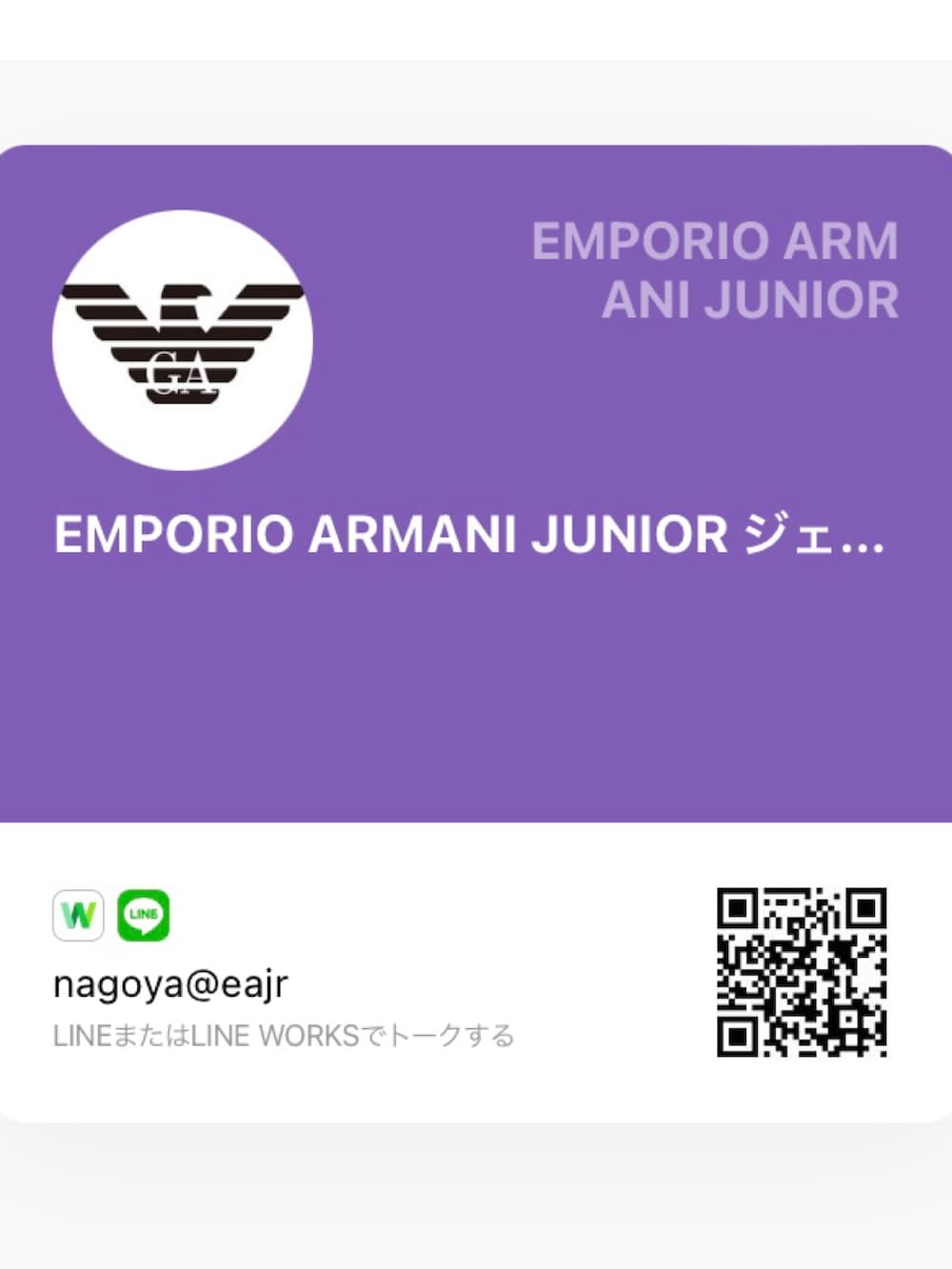 ホワイト系のスニーカー、ブルー系のテーラードジャケット、ブルー系のワンピースを着用したキッズの夏コーディネートの2枚目の写真