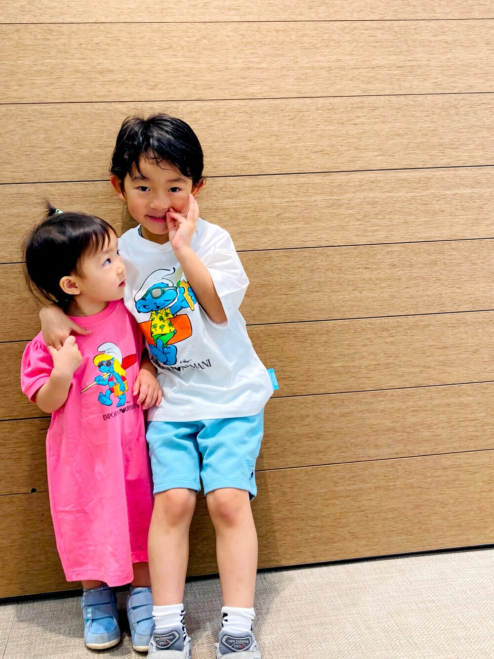 ホワイト系のTシャツ/カットソー、ブルー系のスウェットパンツ、ピンク系のワンピースを着用したキッズの春コーディネートの4枚目の写真