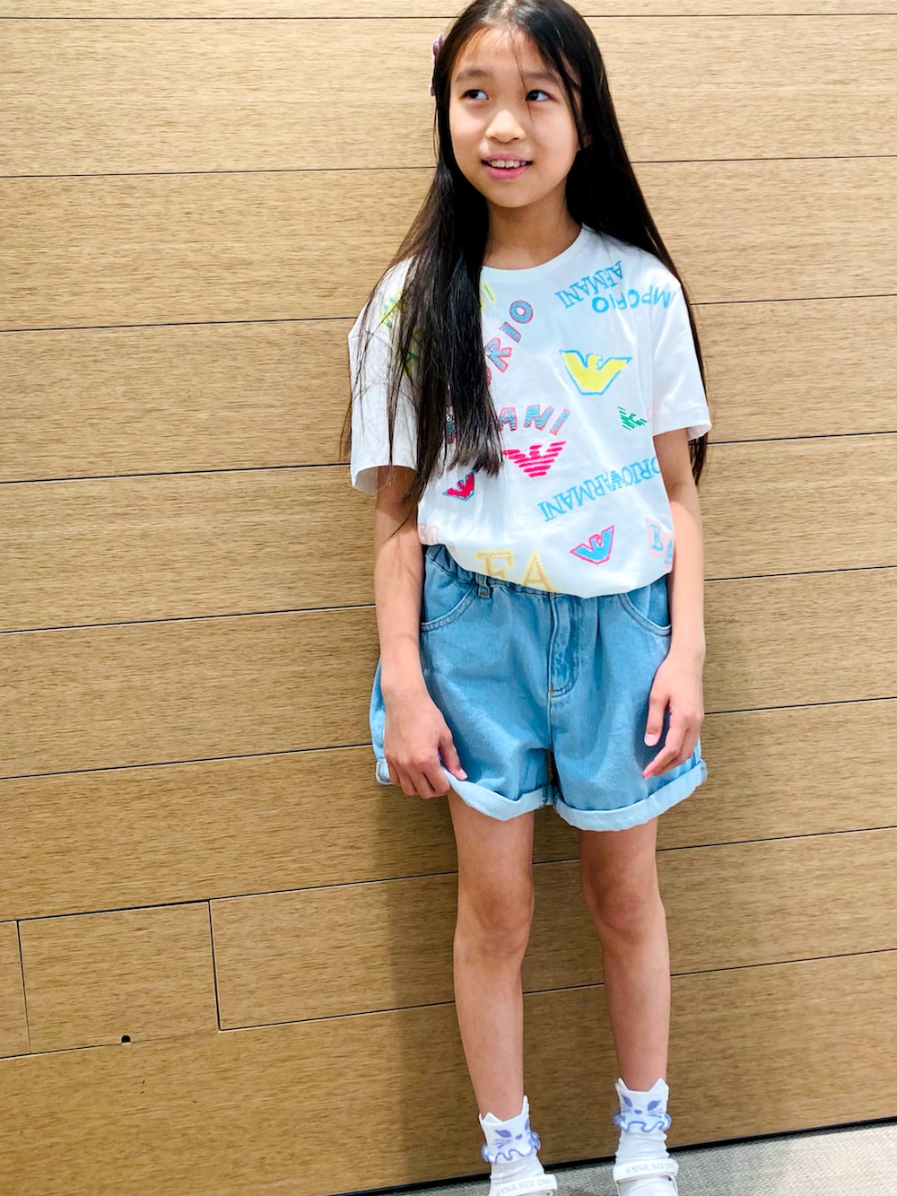 ホワイト系のTシャツ/カットソー、ブルー系のデニムパンツ、ブルー系のハットを着用したキッズの春コーディネートの3枚目の写真