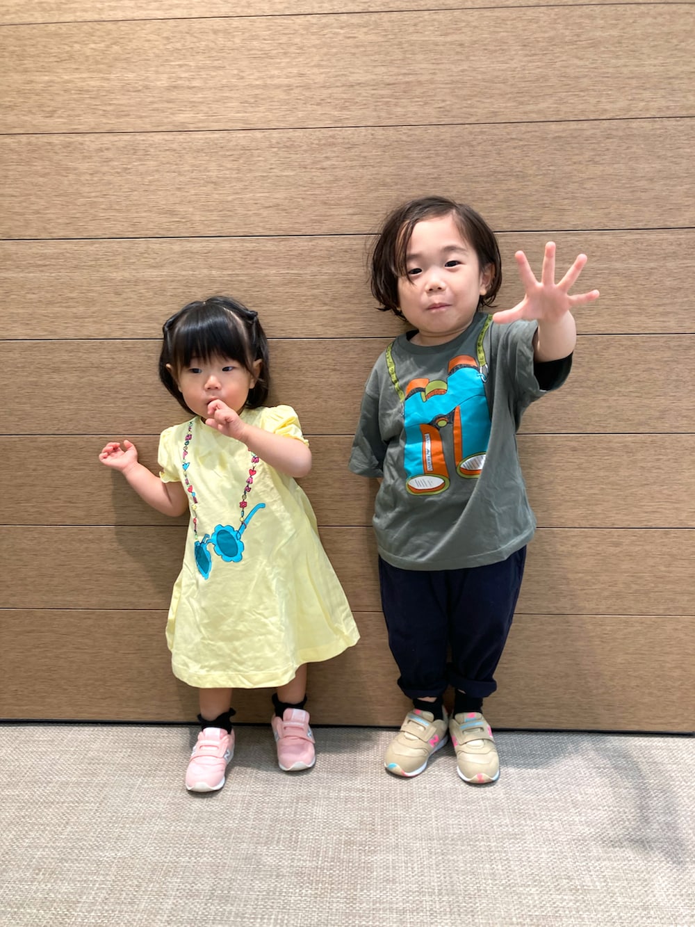 グリーン系のTシャツ/カットソー、ブルー系のパンツ、イエロー系のワンピースを着用したキッズの春コーディネートの4枚目の写真